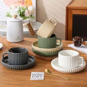 Tasse en céramique rectangulaire moderne de 9 oz avec rayures verticales, finition mate, en grès, avec soucoupe, impression de logo personnalisée, vente en gros - Product Image 3