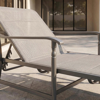Chaise longue de piscine moderne J&M Outdoor grise, transat de patio en métal avec accoudoirs, écologique et durable pour parc