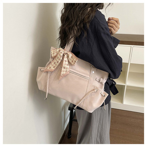 Sac à bandoulière chic avec accent en soie, grande capacité, minimaliste, décontracté, élégant, polyvalent et parfait pour les sorties - Product Image 6