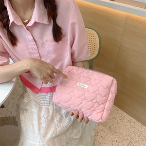 Trousse de toilette matelassée avec cœur doux Sac à cosmétiques avec couture d'étiquettes LOGO Sacs de maquillage de grande capacité pour femmes Cadeau Voyage en plein air - Product Image 3