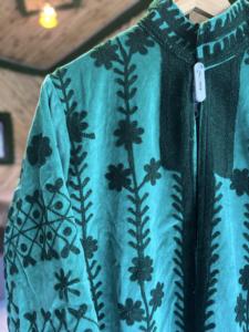เสื้อแจ็คเก็ตบอมเบอร์ยาวปักลายกำมะหยี่ทำมือสุดหรู |   เสื้อผ้าผู้หญิงสีเขียวลายดอกไม้ คอตั้ง สำหรับฤดูหนาว บุด้วยผ้าฝ้ายเป็นมิตรกับสิ่งแวดล้อม - Product Image 6