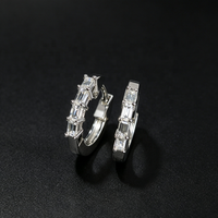 Boucles d'oreilles créoles Huggie en argent sterling 925 avec moissanite VVS taille baguette, fermeture à pression, style minimaliste, effet glacé, pour femme, vente en gros