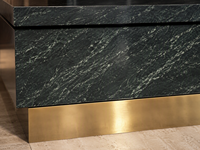 SH STONE Plan de travail d'îlot de cuisine en marbre vert Verde Alpi sur mesure, table de bar arrondie avec base en laiton, projet de villa moderne