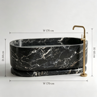 Baignoire autoportante de luxe en marbre noir et blanc, base en pierre veinée naturelle, robinet moderne en or brossé, salle de bain écologique