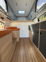Camper de camion avec un design robuste en aluminium de qualité supérieure, des loquets sécurisés et un éclairage LED économe en énergie