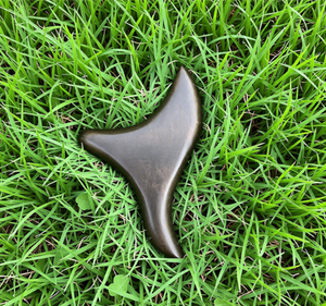 Masajeador de pies de madera maciza de sándalo dorado con forma de triángulo para terapia - Product Image 5