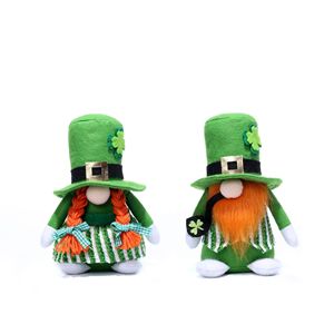 Feliz duende del día de san patricio con monedas de la suerte y Feliz duende del día de san patricio con monedas de la suerte y