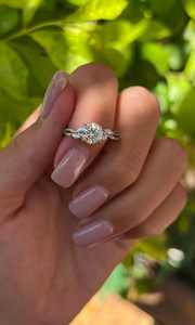 Bague de Fiançailles et de Mariage en Or Massif avec Diamant Naturel 100% de 1 Carat, Sertissage Classique à Griffes, Motif Croix, Feuille et Branche - Product Image 6