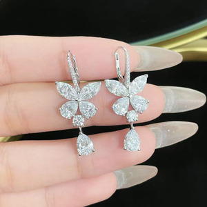 Boucles <span class=keywords><strong>d</strong></span>'oreilles en platine Pt950 avec diamants de laboratoire, design <span class=keywords><strong>papillon</strong></span> de luxe, forme goutte <span class=keywords><strong>d</strong></span>'eau, style mode, type manchette, à dos plat - Product Image 3