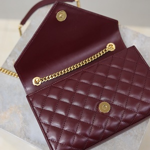 Borsa a <span class=keywords><strong>Tracolla</strong></span> Trapuntata di Lusso Bordeaux in Pelle Bovina Italiana, Hardware in Oro Massiccio Lucido, Lavorazione Artigianale di Alta Qualità - Product Image 2