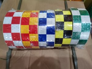 เทปสะท้อนแสงสีแดงขาวเพื่อความปลอดภัย,เทปสะท้อนแสงสีเหลืองดำสำหรับรถพ่วงรถบรรทุกกลางแจ้ง - Product Image 3