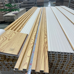 Panneau mural rainuré en PVC de haute qualité au design moderne, revêtement en PVC <span class=keywords><strong>bois</strong></span>-plastique imperméable, nouveau pour l'intérieur - Product Image 1