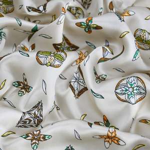 Foulard carré en soie élégant et polyvalent pour femme, imprimé trèfle à quatre feuilles, 70*70 cm, vente en gros YKH0096 - Product Image 5