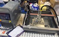 Machine de découpe laser à fibre CNC 4 axes refroidie par air de précision 700W pour métal avec prix compétitif