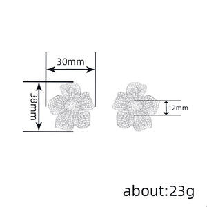 Eleganti Orecchini a Perno con Fiore di Camelia, Gioielli Minimalisti Chic da Donna, per Uso Quotidiano e Regalo - Product Image 3