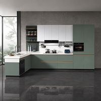 Ensemble d'armoires de cuisine modernes haut de gamme, finition vert sauge mat avec comptoir en quartz blanc et éclairage LED, conception gratuite pour la maison