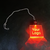 Étiquettes nominatives lumineuses LED carrées en acrylique gravées au laser avec impression numérique, interrupteur marche/arrêt indépendant et chaîne à billes métallique
