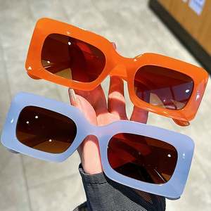 Gafas de Sol Rectangulares de Moda 2025 con Logotipo Personalizado, Colores Dulces, Protección UV400, Montura Pequeña Cuadrada para Mujer - Product Image 2