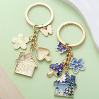 Lot de porte-clés personnalisés en forme de maison de conte de fées, avec breloques émaillées champignon, fleur et papillon, en métal doré, souvenir personnalisé en gros