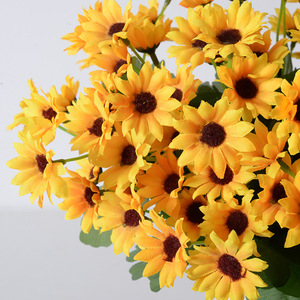 En stock – Bouquet de 22 mini-tournesols jaunes en soie, 33 cm – Fleur artificielle en gros pour la décoration intérieure et les arrangements floraux - Product Image 4
