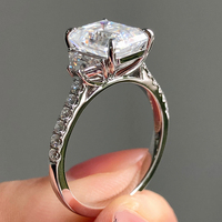 8*10mm lab zümrüt kadın yüzük 4Ct yeşil zümrüt ile def moissanite yan 3 taş nişan yüzüğü 10k