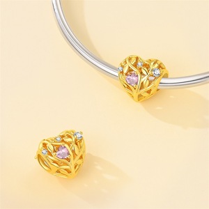 Este colgante de cobre blanco bañado en oro, con diseño de libélula y abeja en forma de corazón, es perfecto como accesorio de moda. - Product Image 3