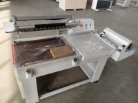 Machine d'emballage semi-automatique pour cigarettes avec tunnel de film rétractable pour paquets