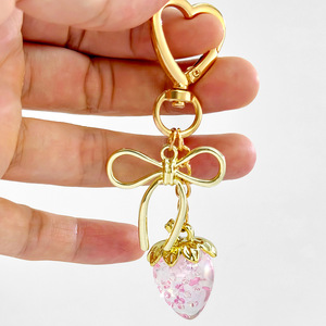 Lindo Llavero de Corazón con Lazo de Fresa, Colgante de Resina Brillante, Mini Broche de Langosta Dorado, Adorno para Bolso, Joyería de Moda para Mujer, Regalo de Cumpleaños - Product Image 4