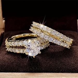 Anello a doppio strato con zirconi intagliati per donna, gioiello da dito a strati traforato e di tendenza - Product Image 2