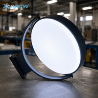 Boîte lumineuse rotative double face thermoformée sur mesure ; étanche et adaptée à une utilisation en extérieur dans les restaurants, hôtels et magasins.