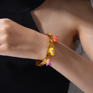 สร้อยข้อมือการ์ตูนน่ารัก โลหะผสมสังกะสี เครื่องประดับผู้หญิง ของขวัญแฟชั่น สร้อยข้อมือจี้ ดีไซน์ไม่สมมาตร สไตล์หลากหลายองค์ประกอบ - Product Image 4