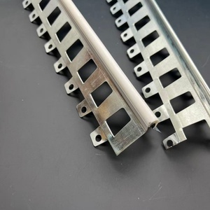 Profilé d'<span class=keywords><strong>angle</strong></span> en <span class=keywords><strong>PVC</strong></span> à perforations pré-établies toutes les 2 cm, avec <span class=keywords><strong>angle</strong></span> en métal robuste, directement de l'usine - Product Image 5