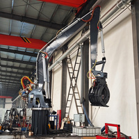 Grue de manutention de matériaux en vrac stationnaire équipée d'une griffe à ferraille pour métaux et acier.