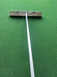 Râteau de golf professionnel pour l'élimination des boules de terre et la réparation des pelouses, avec long manche en aluminium - Product Image 5