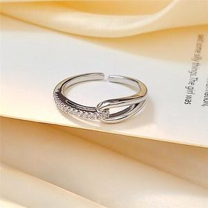 Anello Aperto Regolabile con Fibbia a Ferro di Cavallo e Fila Decorativa di Strass per Donna - Product Image 5