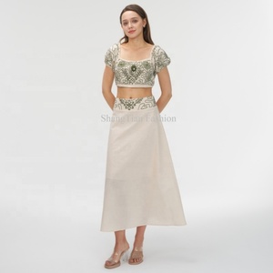 Ensemble haut court et jupe en lin brodé floral avec logo personnalisé pour femme, fabriqué par un fabricant OEM - Product Image 4