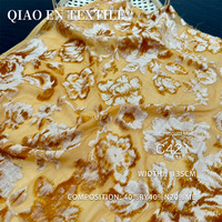 Kain Beludru Mewah dengan Benang Emas dan Pola Bunga - Dasar Kuning dengan Pola Mawar Putih untuk Qipao & Gaun Malam