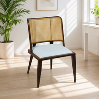 Chaise de salle à manger à dossier incurvé avec panneaux en rotin fendus et assise large et arrondie sur structure à grain foncé