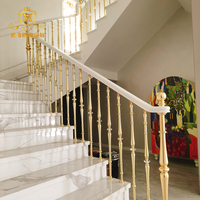Rampe d'escalier moderne en aluminium de luxe léger, colonnes en cuivre, incrustations dorées et cristal, hauteur réglable, en aluminium moulé pour intérieur