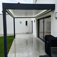 Pergola extérieure moderne de luxe en aluminium avec toit à lames motorisées, protection UV, stores latéraux à enroulement, résistante au vent, pour maisons et terrasses.