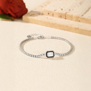 Bracelet ajustable empilable en argent sterling 925 avec zircon rectangulaire minimaliste de luxe pour femmes sophistiquées - Product Image 2