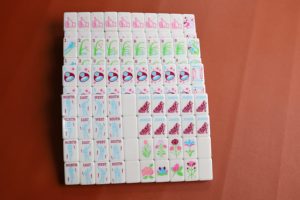 Tuiles de Mahjong de luxe américaines à motif Thumbs up Tulip Carnation Iris Grass Blade Monogram, Tuiles de Mahjong américaines, Ensemble de tuiles de Mahjong américaines - Product Image 6