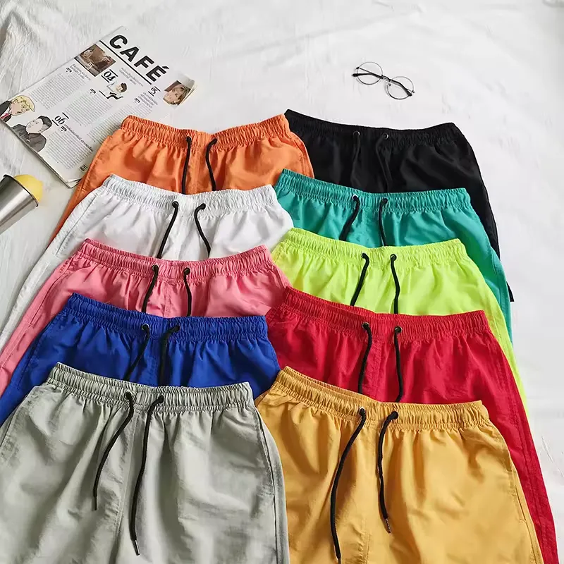 OEM Logo personalizzato 18 colori tinta unita in tinta unita da uomo costume da bagno ad asciugatura rapida all'aperto pantaloncini da spiaggia pantaloncini da bagno da uomo