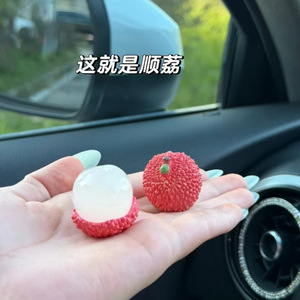 เครื่องประดับคอนโซลรถยนต์รูปลิ้นจี่สีแดงสด ทำจากเรซิ่น สำหรับตกแต่งหน้าจอรถยนต์ - Product Image 5