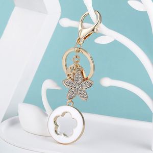 Nouveau porte-clés de voiture en alliage avec strass et motif trèfle à cinq feuilles porte-bonheur, pendentif créatif, cadeau - Product Image 4