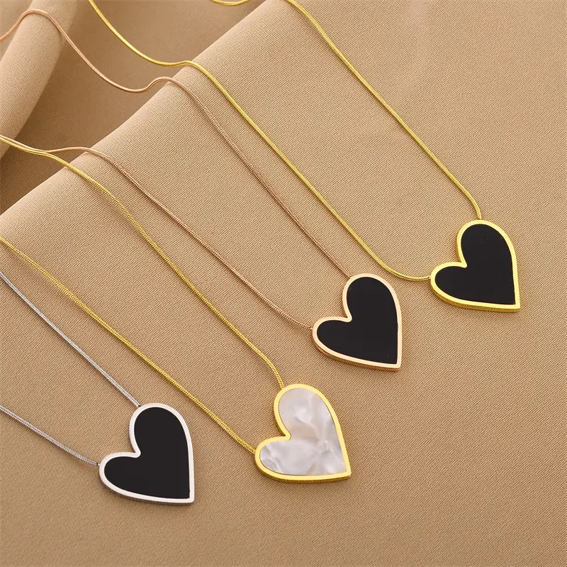 Hot Selling 18K Gold Heart Choker Necklace Titanium Steel Shell Peach Heart Necklace for Women Girls