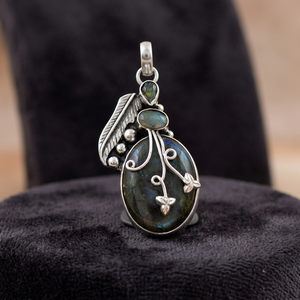 Pendentif en argent avec pierre précieuse labradorite de style antique magnifique de la marque Art Palace - Product Image 3