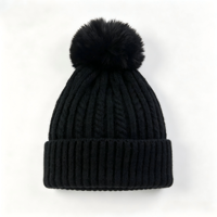 Bonnet d'hiver en tricot torsadé pour femme avec pompon en fourrure et revers plissé