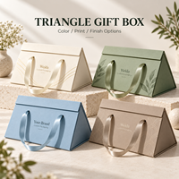 Boîte cadeau triangulaire OEM avec ruban et poignée, en carton pliable, emballage personnalisé avec étiquette privée