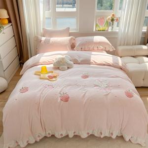 Ensemble <span class=keywords><strong>de</strong></span> literie quatre pièces en velours <span class=keywords><strong>de</strong></span> lait pour enfants, ensemble <span class=keywords><strong>de</strong></span> literie brodé avec tissu, drap <span class=keywords><strong>de</strong></span> lit, drap-housse, ensemble <span class=keywords><strong>de</strong></span> literie d'hiver - Product Image 5